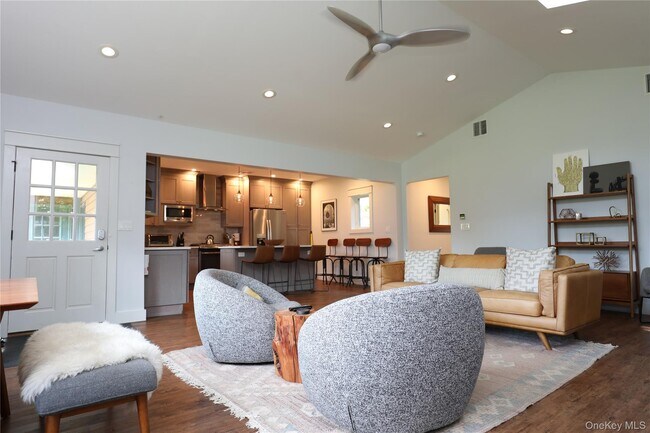 Foto del edificio - 36 Northwoods Rd