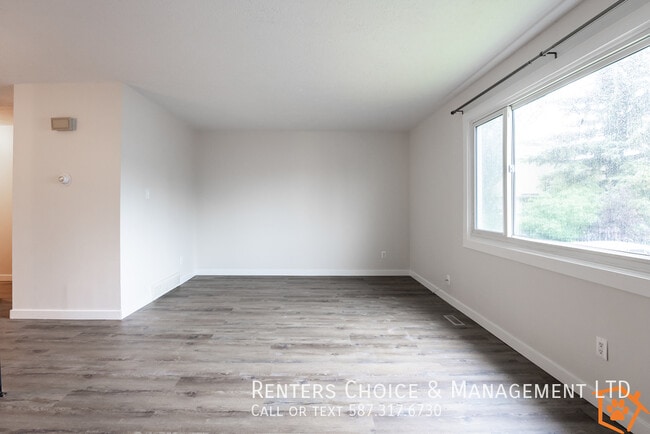 Building Photo - Spacious & Updated 4-Plex Unit with Lawn C...