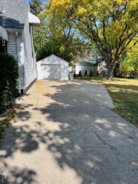 Building Photo - 727 E Madge Ave