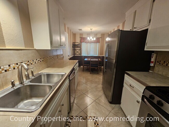 Foto del edificio - Super Cute House in East Redding With Atta...