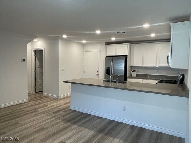 Foto del edificio - 10719 Burton Grove Ave