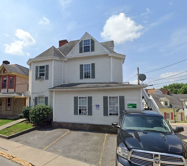 Building Photo - 382 Forest Ave