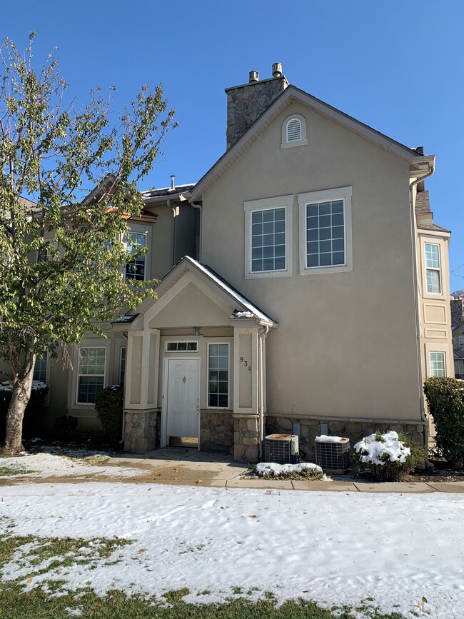 Building Photo - 921 Courtyard Ln