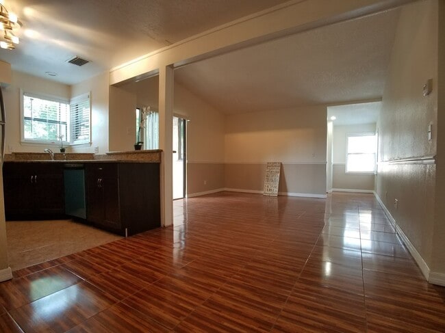 Building Photo - Beautiful Remodeled 1/1 Condo x Rent @ Winter Park in front of Full Sail.