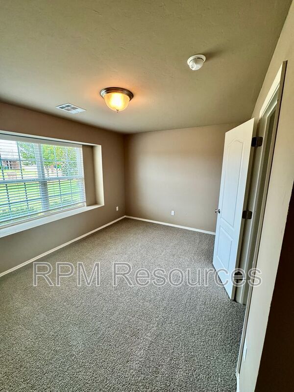 Building Photo - 2705 Sugar Pne Dr