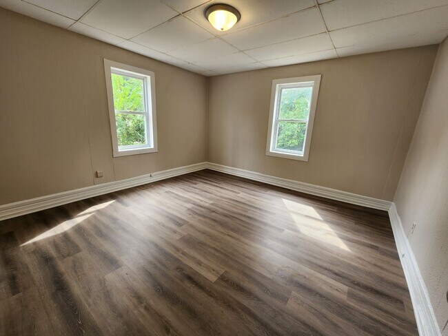 Building Photo - Spacious 2-Bedroom, 1-Bathroom Home AVAILA...
