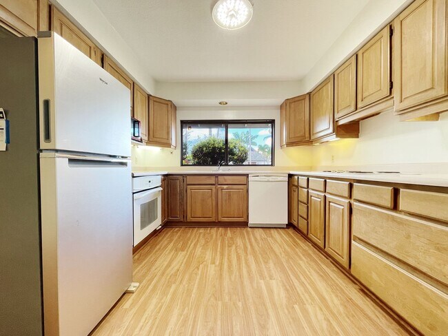 Building Photo - 4/2 Pet Friendly Spacious Beachside Kailua...