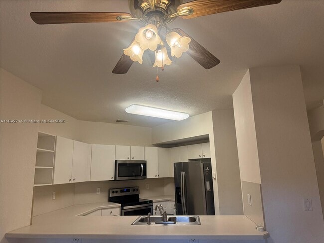 Foto del edificio - 5650 NW 115th Ct