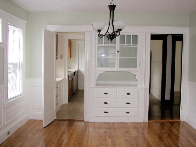 Comedor - 13 Higgins St