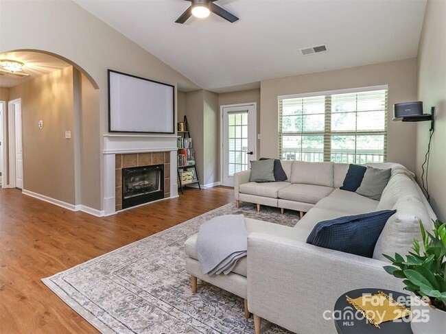 Building Photo - 7204 Michaels Landing Dr