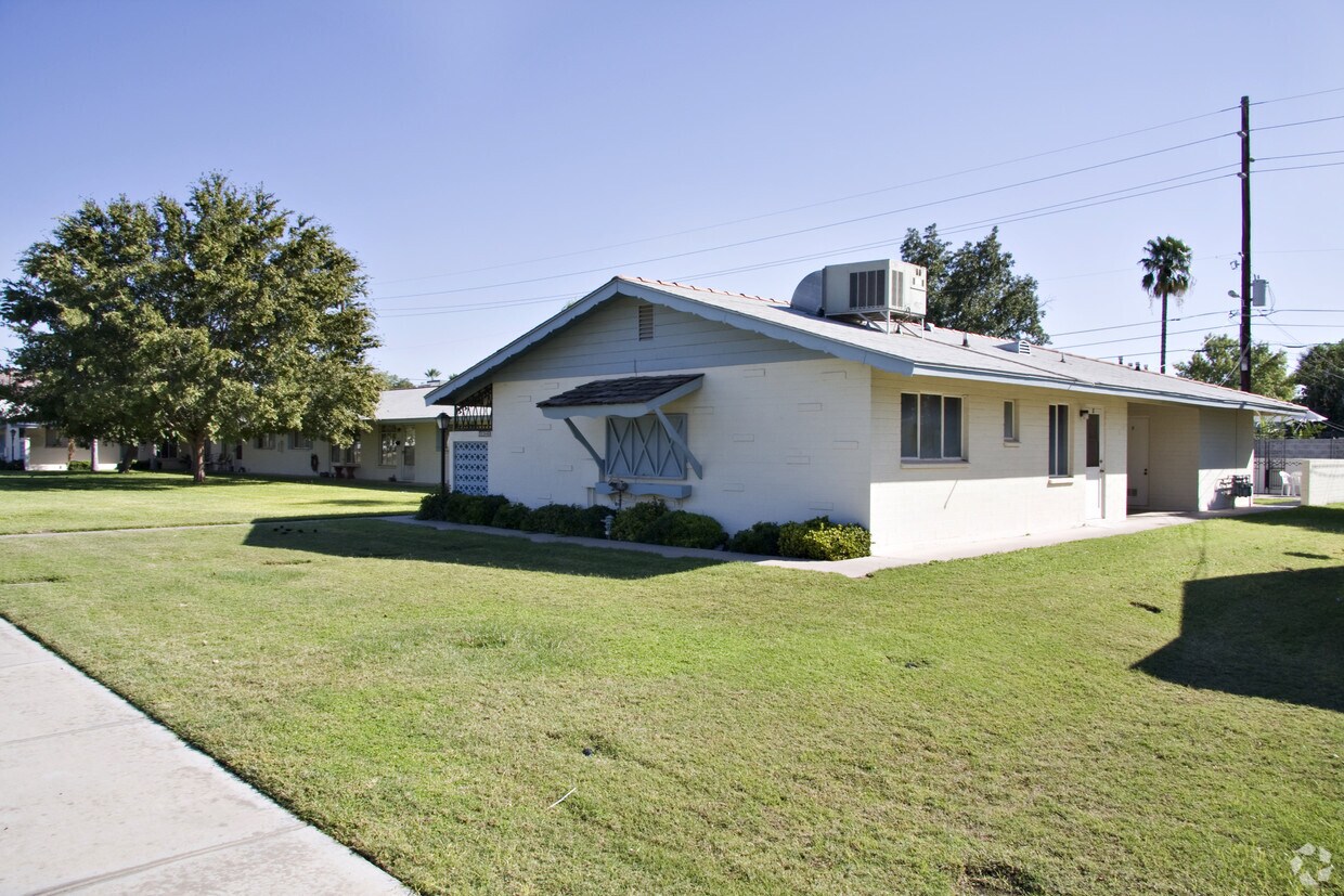 Building Photo - 4621 E Oak St