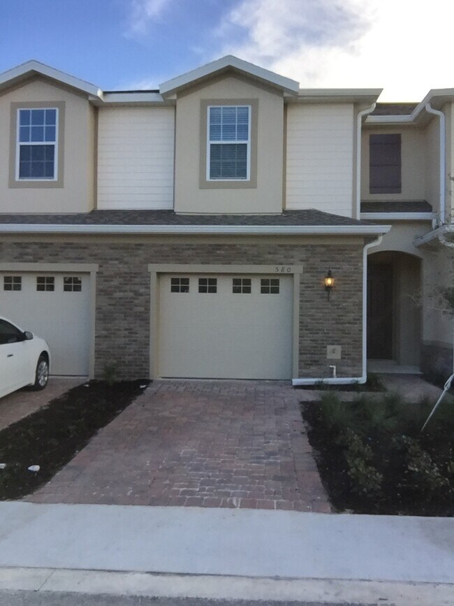Building Photo - 3 bedroom, 2.5 bathrom townhome in Oviedo