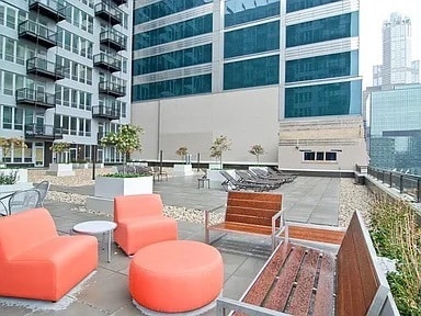 Building Photo - 565 W Quincy St
