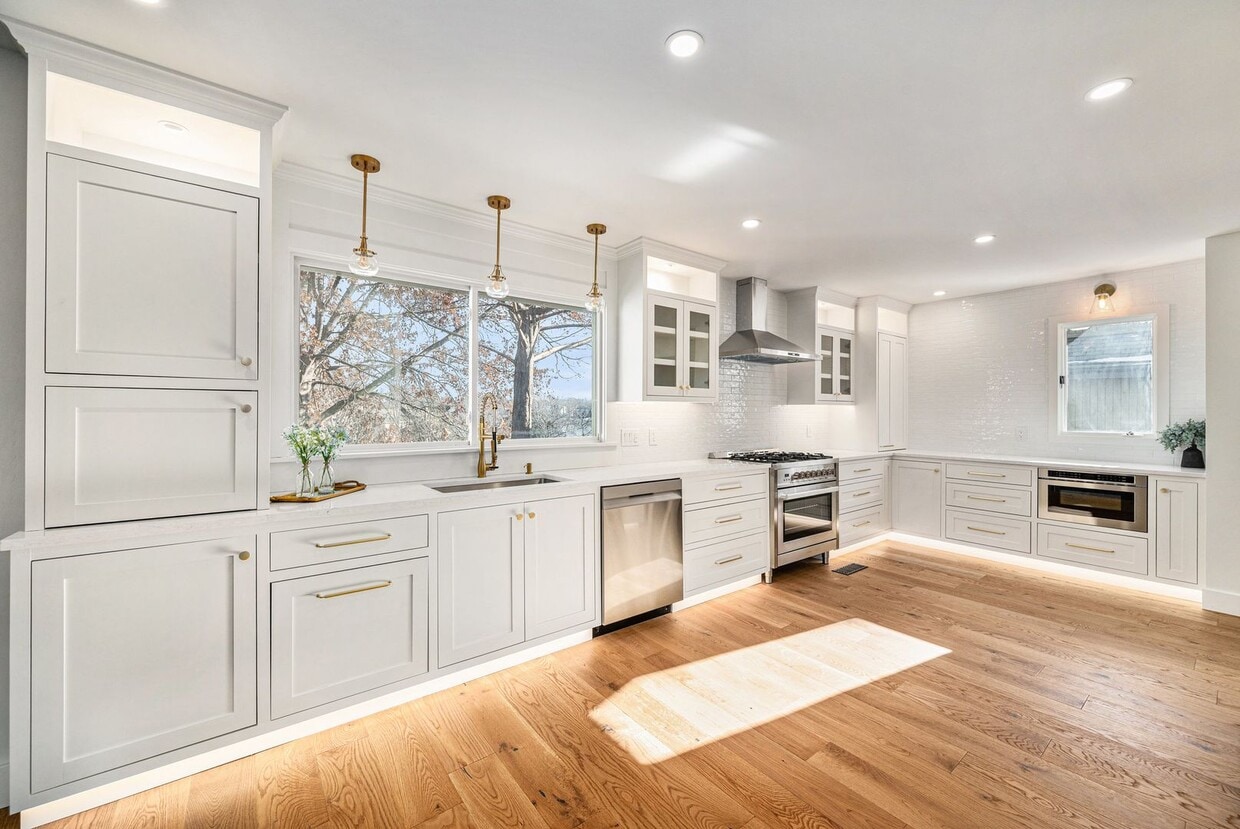 Foto principal - Renovated Lakefront 5 Bedroom Home with 2 Garages!