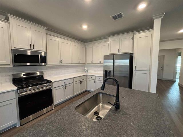 Building Photo - 658 Parkside Dr