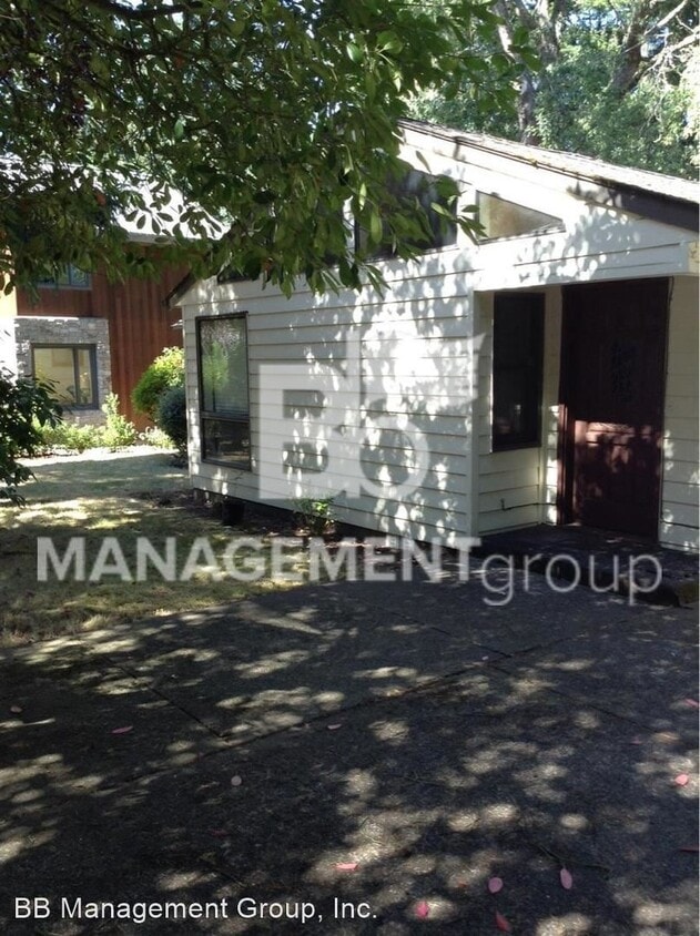 Primary Photo - 3 br, 1 bath House - 915 Oak Terrace