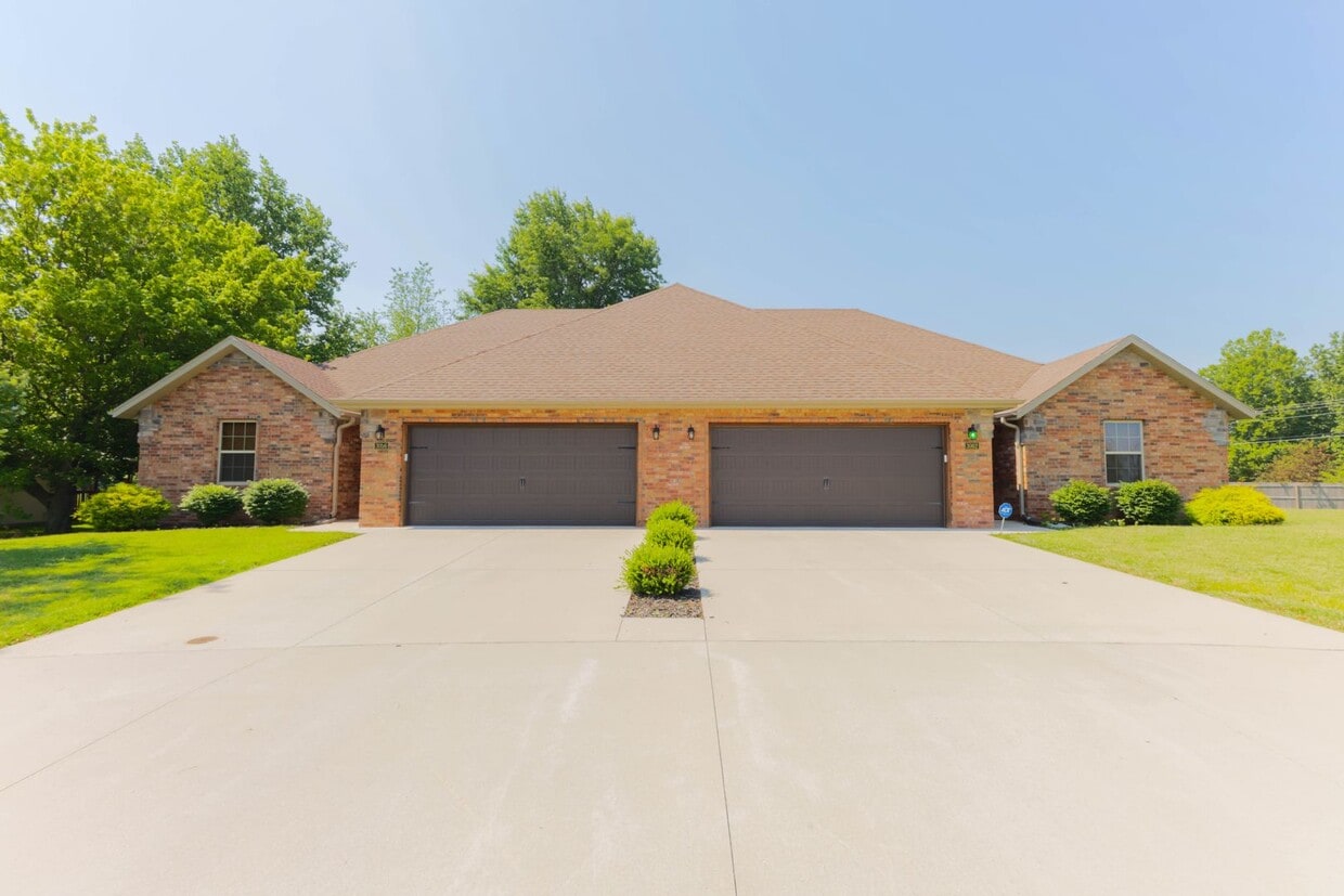 Primary Photo - NEW LUXURY DUPLEX in the sought-after Sout...