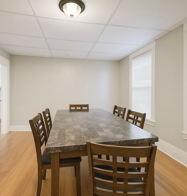 Foto del edificio - Large 2 Bed Lower Unit with Appliances & Garage Space!