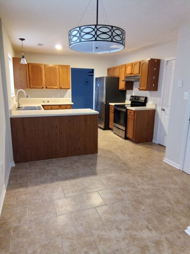 Building Photo - Knoxville 37921 - 4 bedroom, 3 bath home -...