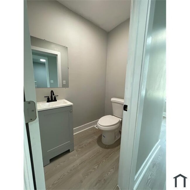 Building Photo - 3 Bedroom Completely rehabbed