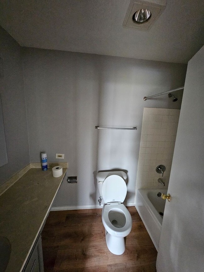 Building Photo - Remodeled 2 bed room 2 bathroom $1650