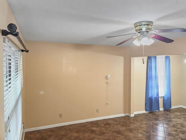 Building Photo - Cute 3 bedroom- 1 bath home ready for move...