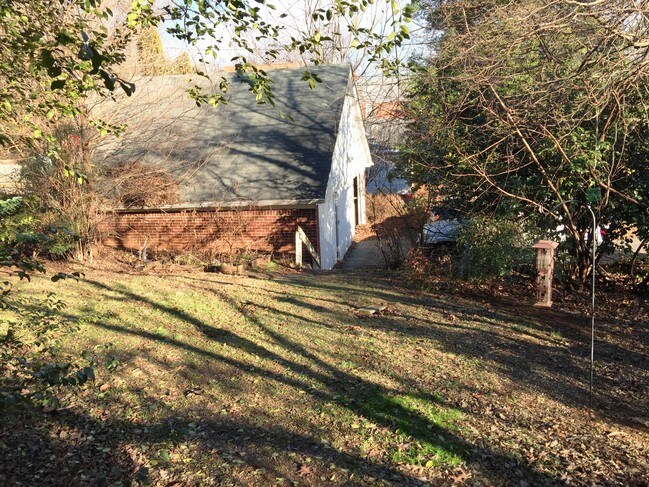 Building Photo - Raleigh Court Triplex
