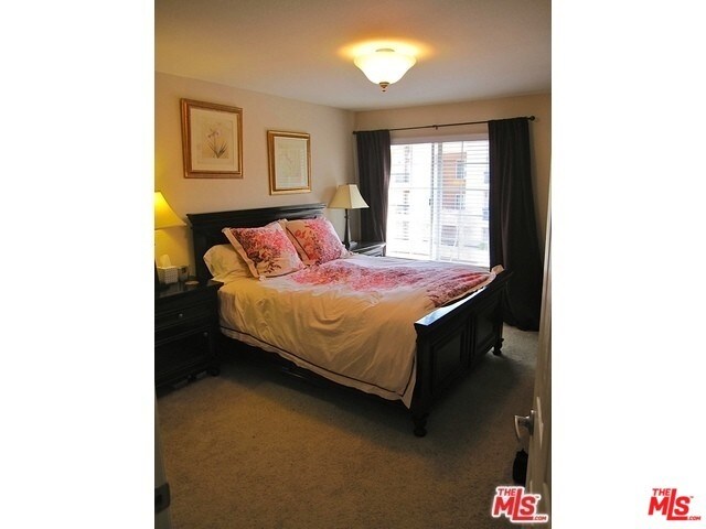 Building Photo - 21520 Burbank Blvd