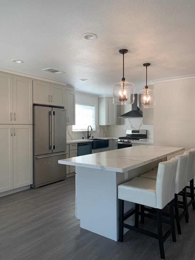 Foto principal - 28396 Dickens Ave
