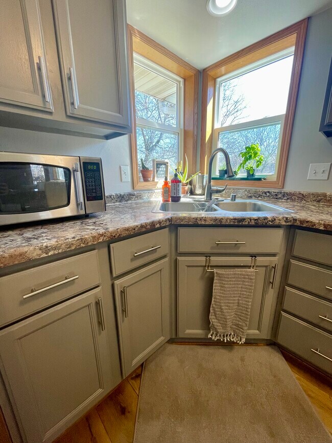 Foto del edificio - 3018 Maple Valley Dr