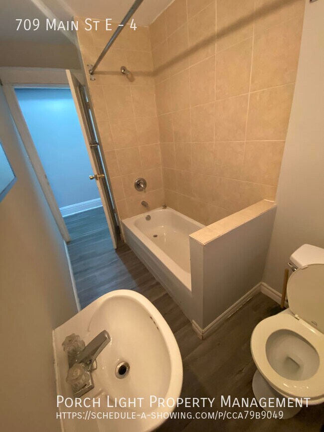 Building Photo - Spacious Two Bedroom Huge Kitchen Private Laundry