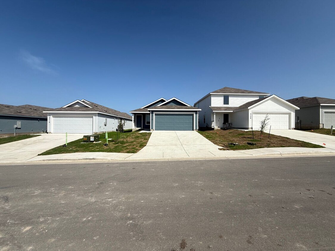 Foto principal - Brand New 4bd/2ba in Prime Location