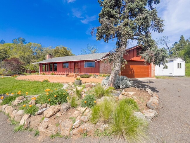 Building Photo - Charming 2 Bed / 2 Bath Home on 1.05 Acres...