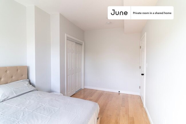 Building Photo - Private bedroom in 3 bed/2 bath Home