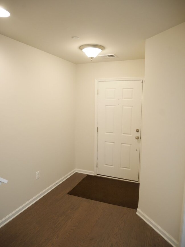 Building Photo - Stunning 3 Bedroom End Unit Townhome