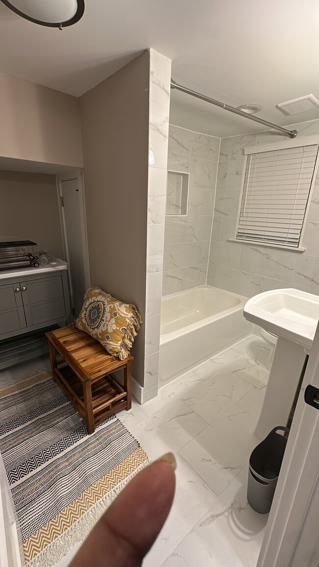 Full bath - 464 Holly St NW