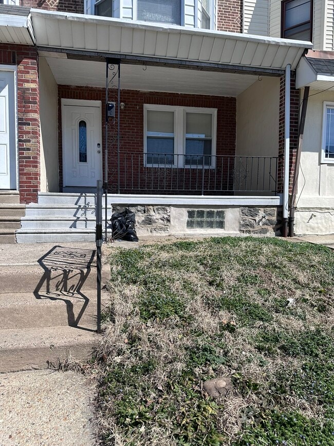 Building Photo - 2647 S 68th St