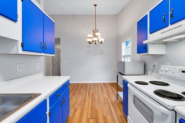 Building Photo - 716 Varsity Dr
