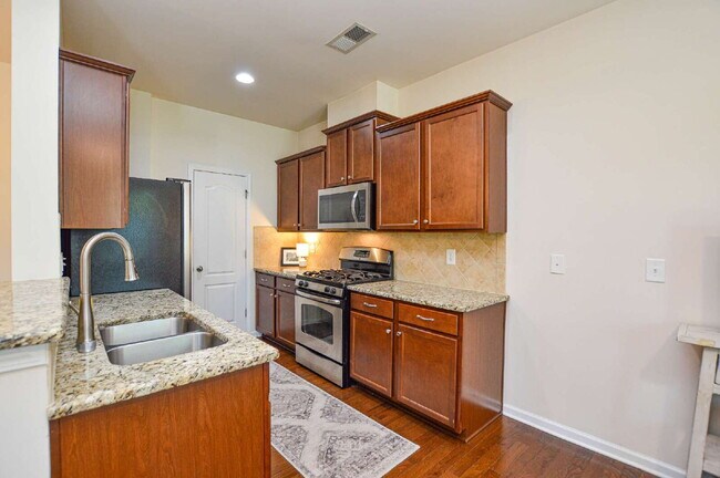 Foto del edificio - "Charming 3-Bedroom Townhouse in Indian La...