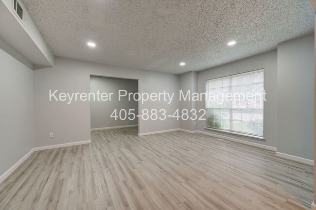 Building Photo - REMODELED 2 Bed 2 Bath 1 Mile West from Campus!