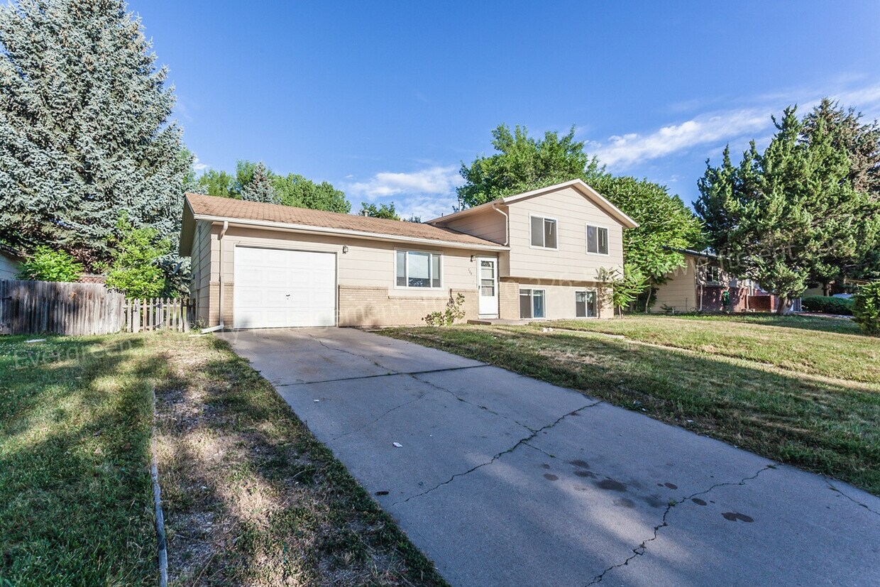 Primary Photo - Large 3-Bedroom Split Level!