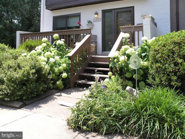 Building Photo - 2061 Golf Course Dr