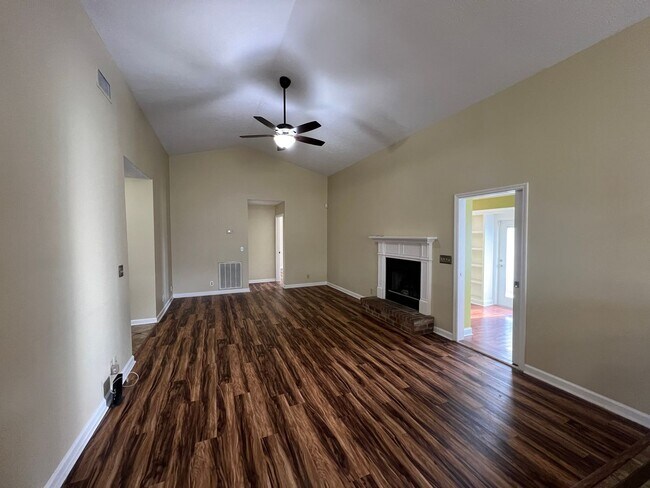 Foto del edificio - 3BR 2BA 2 Car Garage + Large Fenced in Bac...