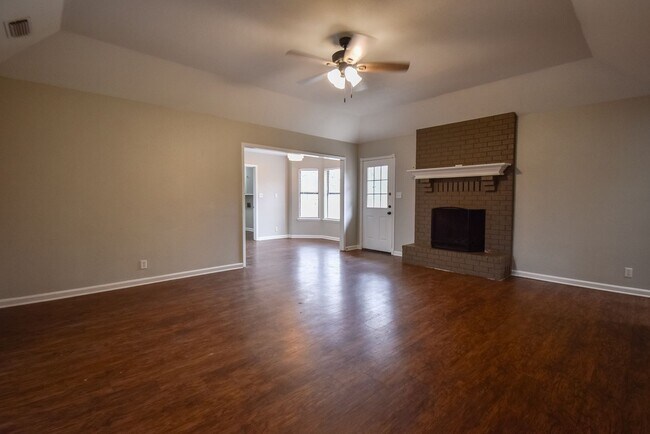Foto del edificio - Available Now! Stunning 3 Bed 2 Bath in Fl...