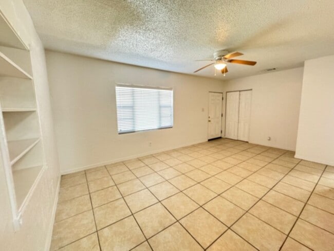 Foto del edificio - 4 Bedroom, 2 Bath House with Huge Fenced Yard, ALL Tile Floors!