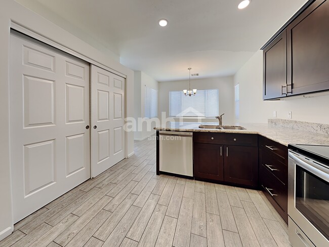 Foto del edificio - 8745 E Lindner Ave