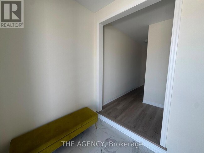 Building Photo - 2411 Laurelview St