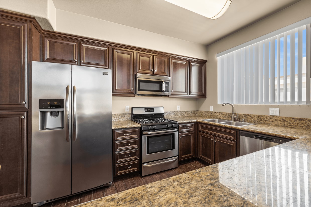 Primary Photo - Le Blanc Apartments