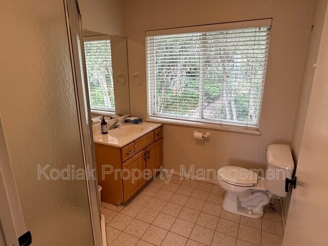 Building Photo - 2253 Scenic Dr E