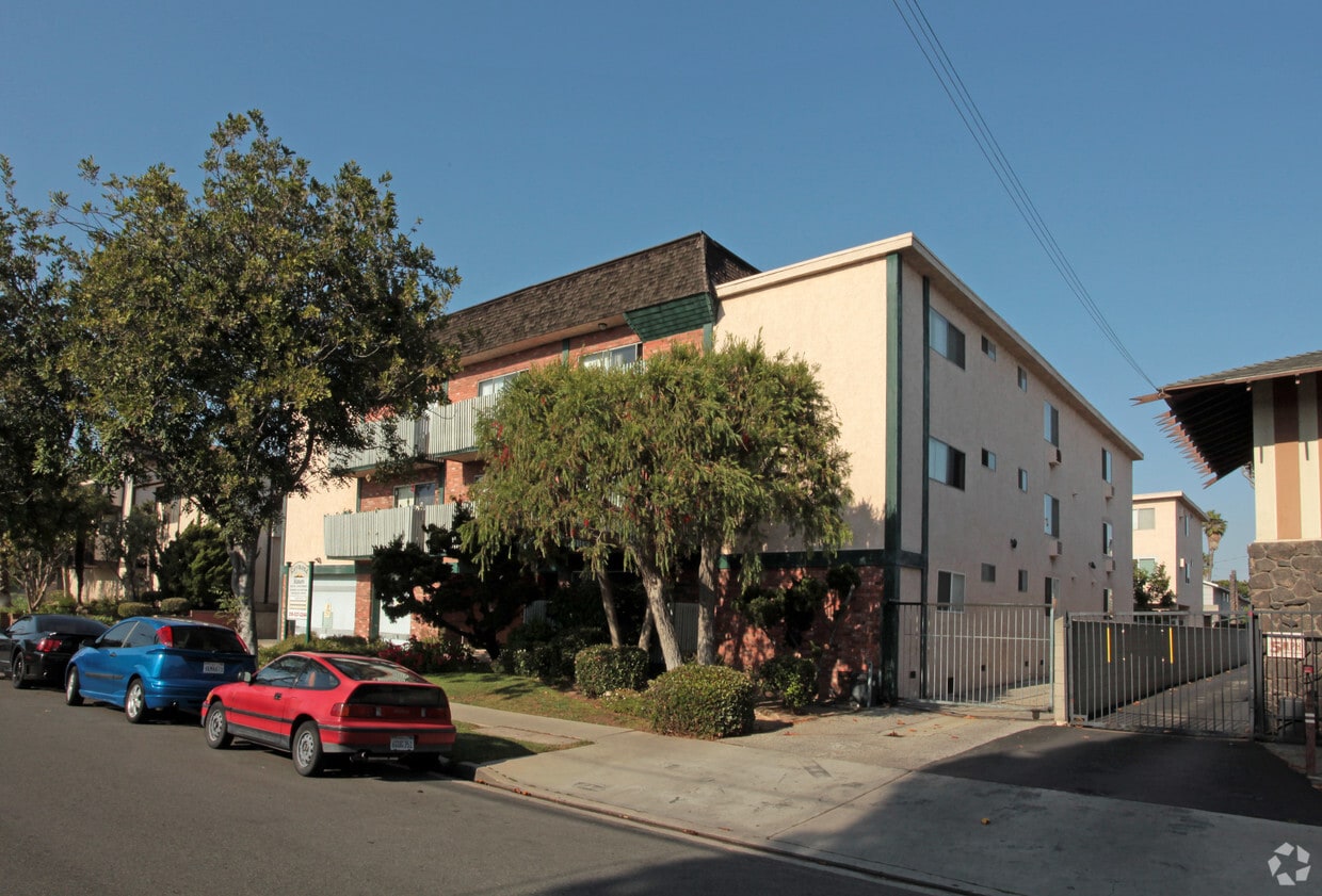 Raymond Manor Apartments in Gardena, CA